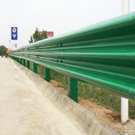 三（sān）波噴塑（sù）護欄板